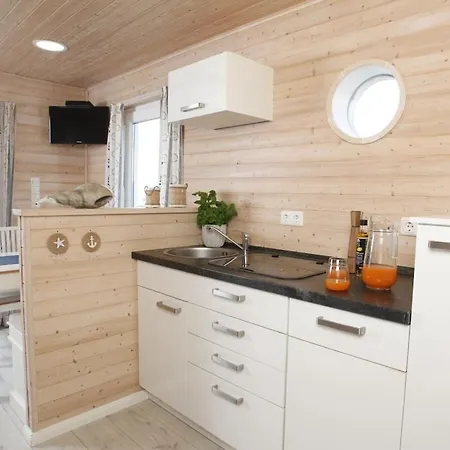 Houseboat With 2 Bedrooms *