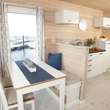 Houseboat With 2 Bedrooms *